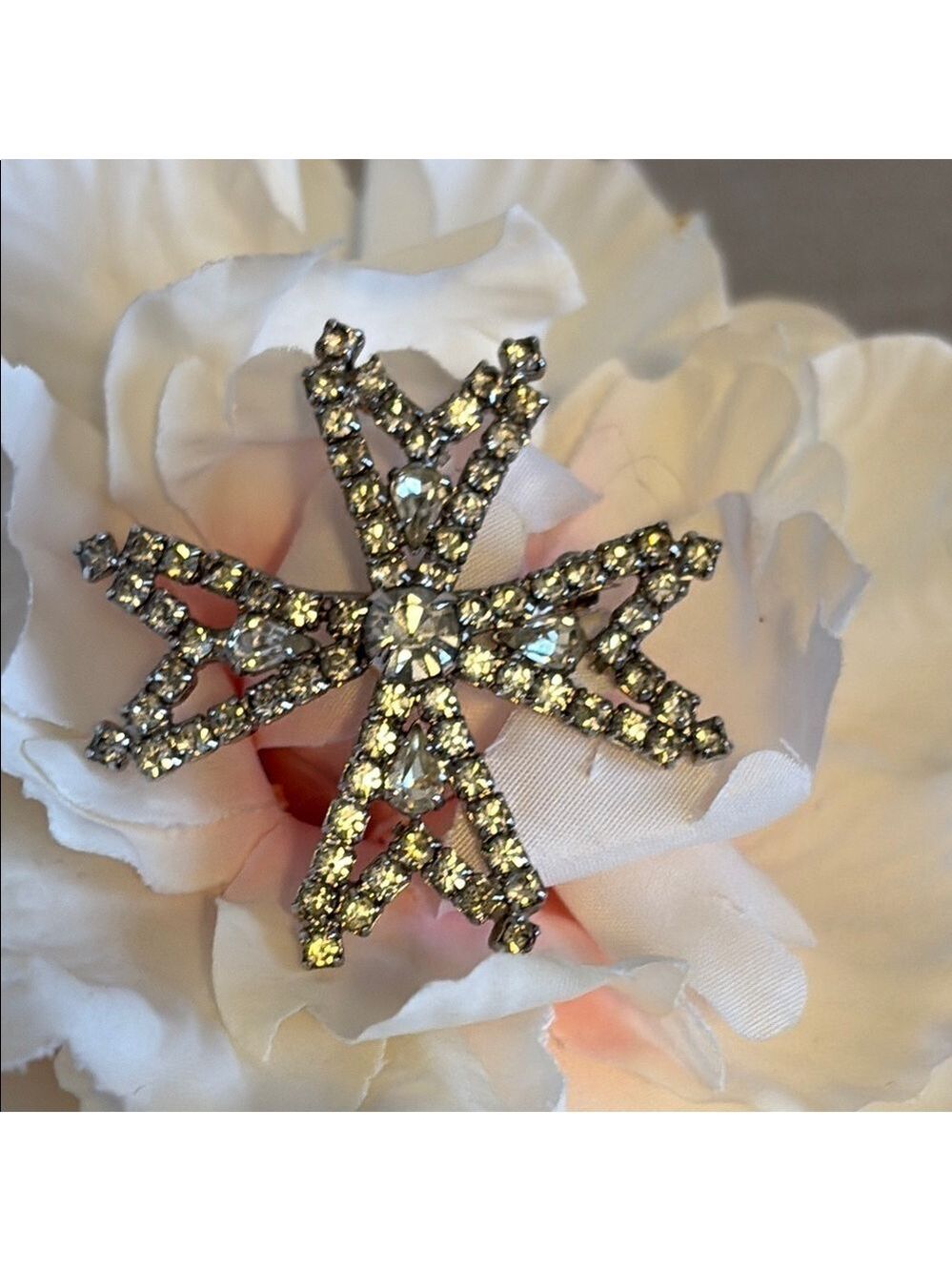 Vintage Weiss Maltese Cross Rhinestone Brooch Prong Set Silver Tone Metal Signed - Picture 6 of 7